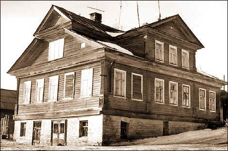 Дом купца Рыкова, построенный в 1884 году. Уничтожен по приказу губернатора Ленинградской области в июне 2003 года. (Фото 1986 г.)